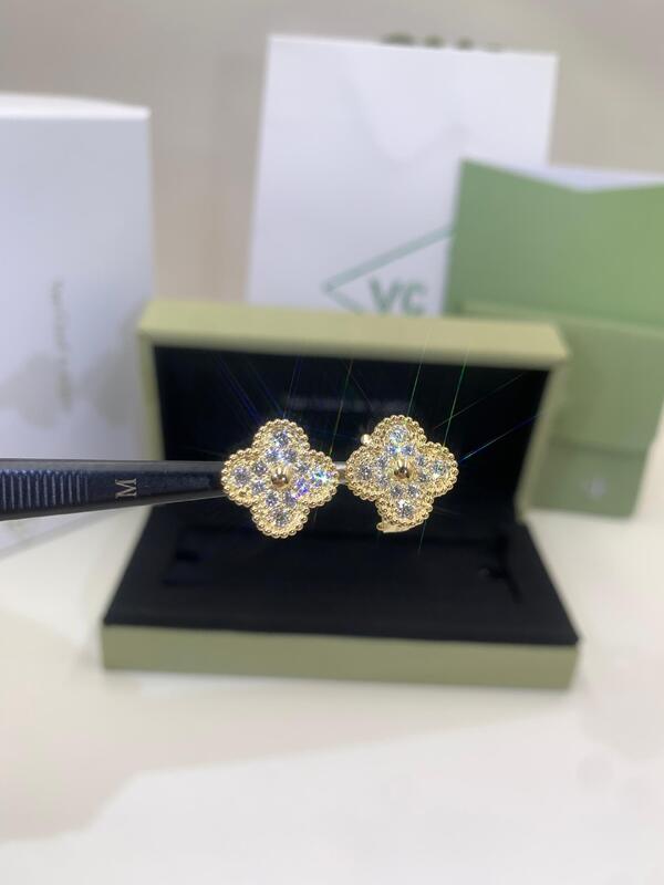 Vintage Alhambra Medium Clip Earrings 18K Yellow Gold White Mother Of Pearl VS Diamond
