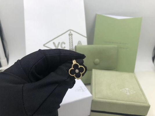 De Diamant van Van Cleef And Arpels Vintage Alhambra Ring Yellow Gold Onyx Round