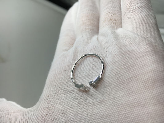 Kwaliteit T Draad Ring With Round Brilliant Diamonds, Verlovingsringen voor Vrouwenwitgoud fabriek