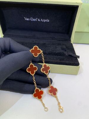 Alhambra Bracelet Van Cleef And Arpels 5 Rode Steen VCARD35500 van de Motieven18k de Gele Gouden Kornalijn