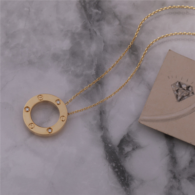 De klassieke Gouden Halsband van 18K met 3 Diamanten Iconisch Symbool van Liefdejuwelen