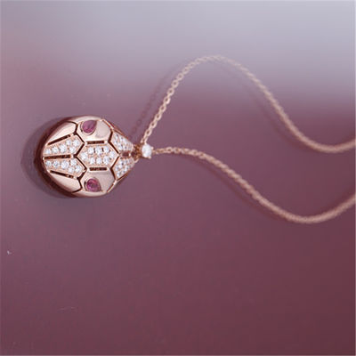 Kwaliteit Roman Serpenti-halsband in kt 18 nam goud met rubelliteogen en met diamanten pavé op het hoofd wordt geplaatst dat toe fabriek