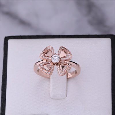 Kwaliteit Roman Love Flower Ring Fiorever 18 kt Rose Gold Ring met een centrale diamant en diamanten die pavé wordt geplaatst fabriek