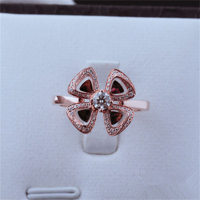 Kwaliteit Roman Love Flower Ring Fiorever 18 kt Rose Gold Ring met een centrale diamant en diamanten die pavé wordt geplaatst fabriek