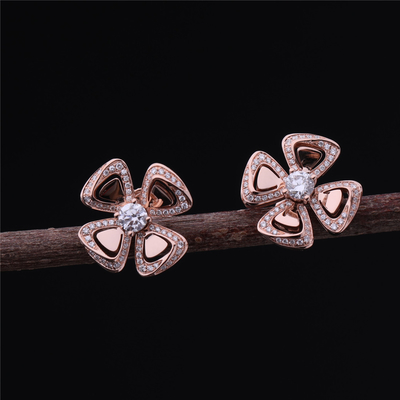 De echte Gouden Hoge Oorringen van Juwelenfiorever in 18 kt Rose Gold Earrings plaatsen met twee centrale diamanten en diamanten pavé